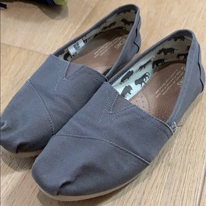 Grey toms